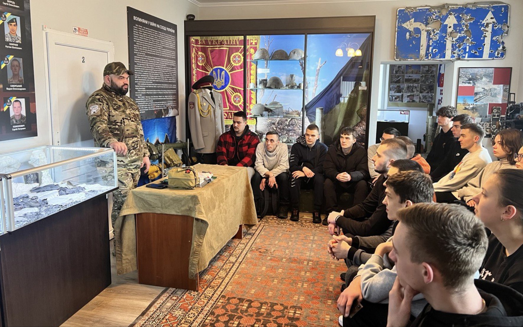 Студенти Луцького національного технічного університету під час занять з тактичної медицини.