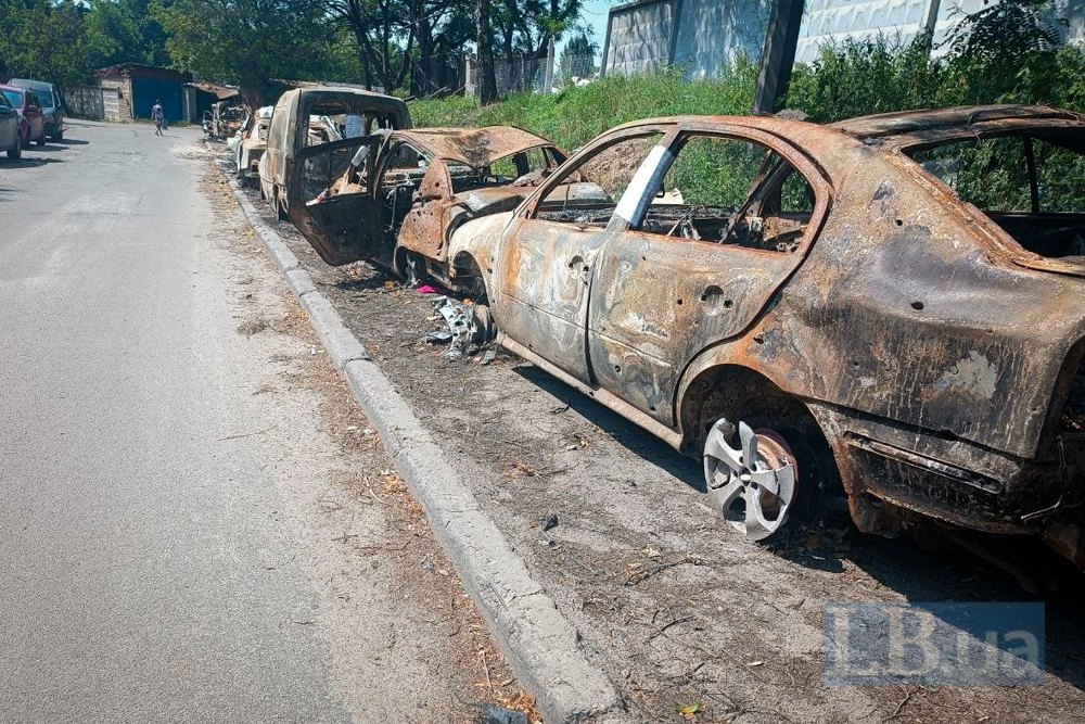 Спалені автівки у дворі будинку на Виноградарі, де поблизу загинули мати з донькою