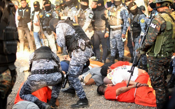 Гватемала оголосила 30-денний стан облоги через бунти банд у в'язницях