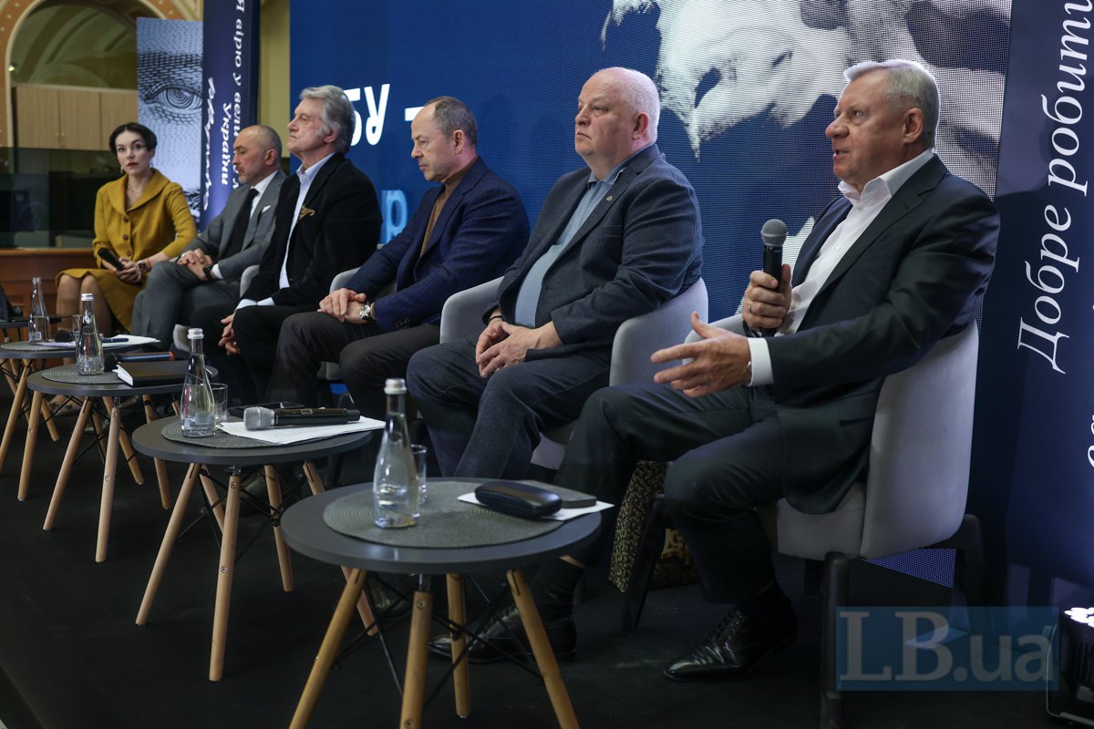 Cоня Кошкіна, Голова НБУ Андрій Пишний (з жовтня 2022 р), Віктор Ющенко (1993–2000 рр), Сергій Тігіпко ( грудень 2002 - листопад 2004 р), Степан Кубів (24 лютого - 19 червня 2014) і Яків Смолій (15 березня 2018 - 3 липня 2020 р)- праворуч