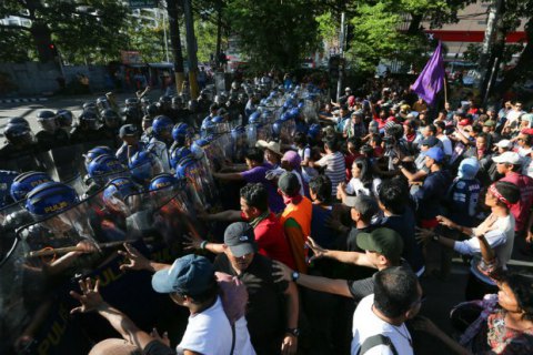 На Филиппинах полиция разогнала водометами противников саммита АТЭС