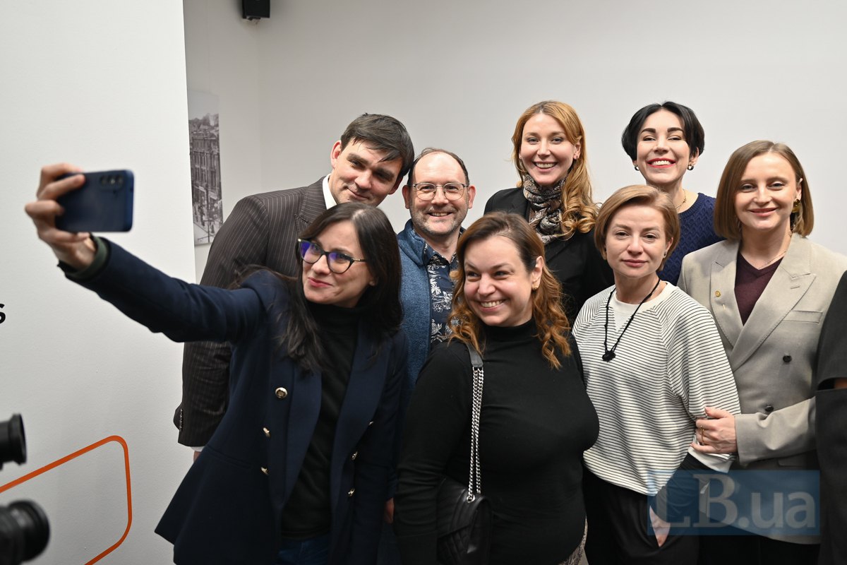 Спікери та гості дискусії після спілкування