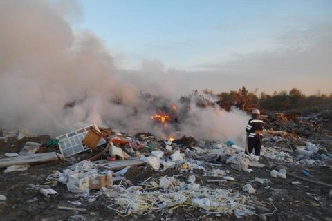 Возле аэропорта "Борисполь" загорелась мусорная свалка