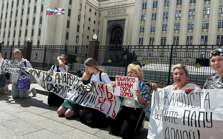 У Росії дружини та матері мобілізованих на колінах просили зустрічі з міністром оборони 