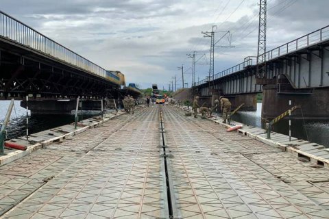 Возле разрушенного моста под Никополем навели понтонную переправу