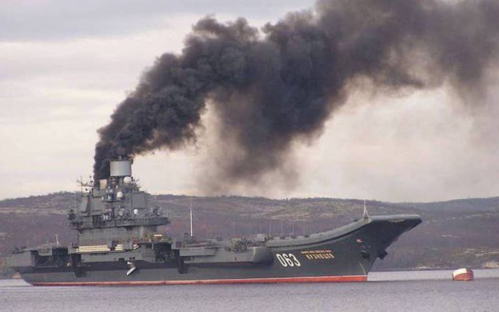 У російському Мурманську "задимівся" авіаносець "Адмірал Кузнєцов"