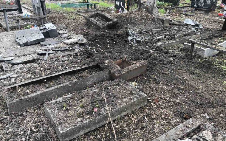 Росіяни обстріляли кладовище на Харківщині, постраждала жінка