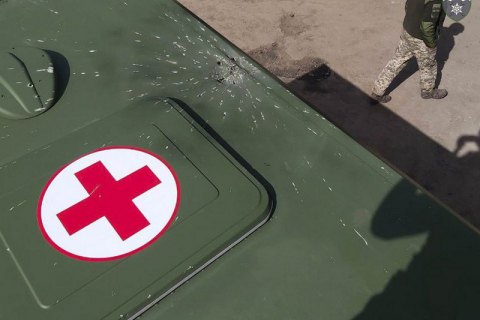 Беспилотники боевиков сбросили гранаты на санитарный автомобиль возле Гнутово