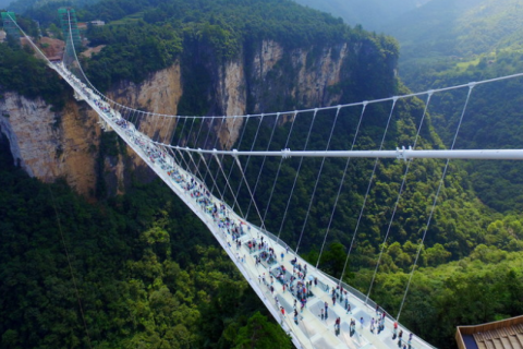 У Китаї відкрили найдовший і найвищий скляний міст