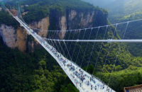 В Китае открыли самый длинный и высокий стеклянный мост