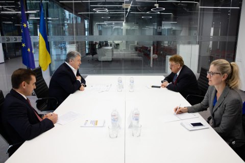 Порошенко обговорив з Броком дії України в гібридній війні з Росією