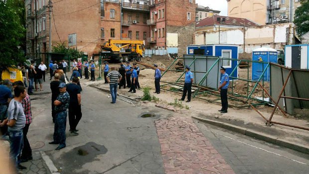 Милиция защищает незаконную стройку в Десятинном переулке