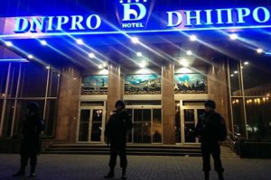З готелю "Дніпро" винесли ще одного пораненого