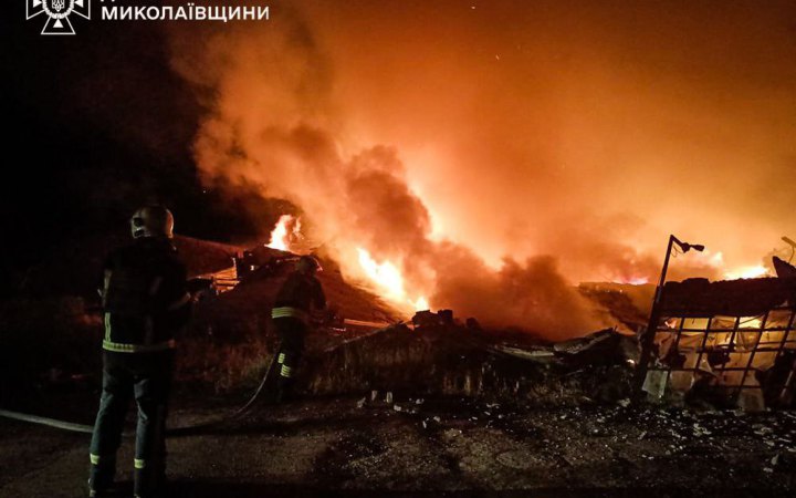 У Миколаєві через дронову атаку горіли склади