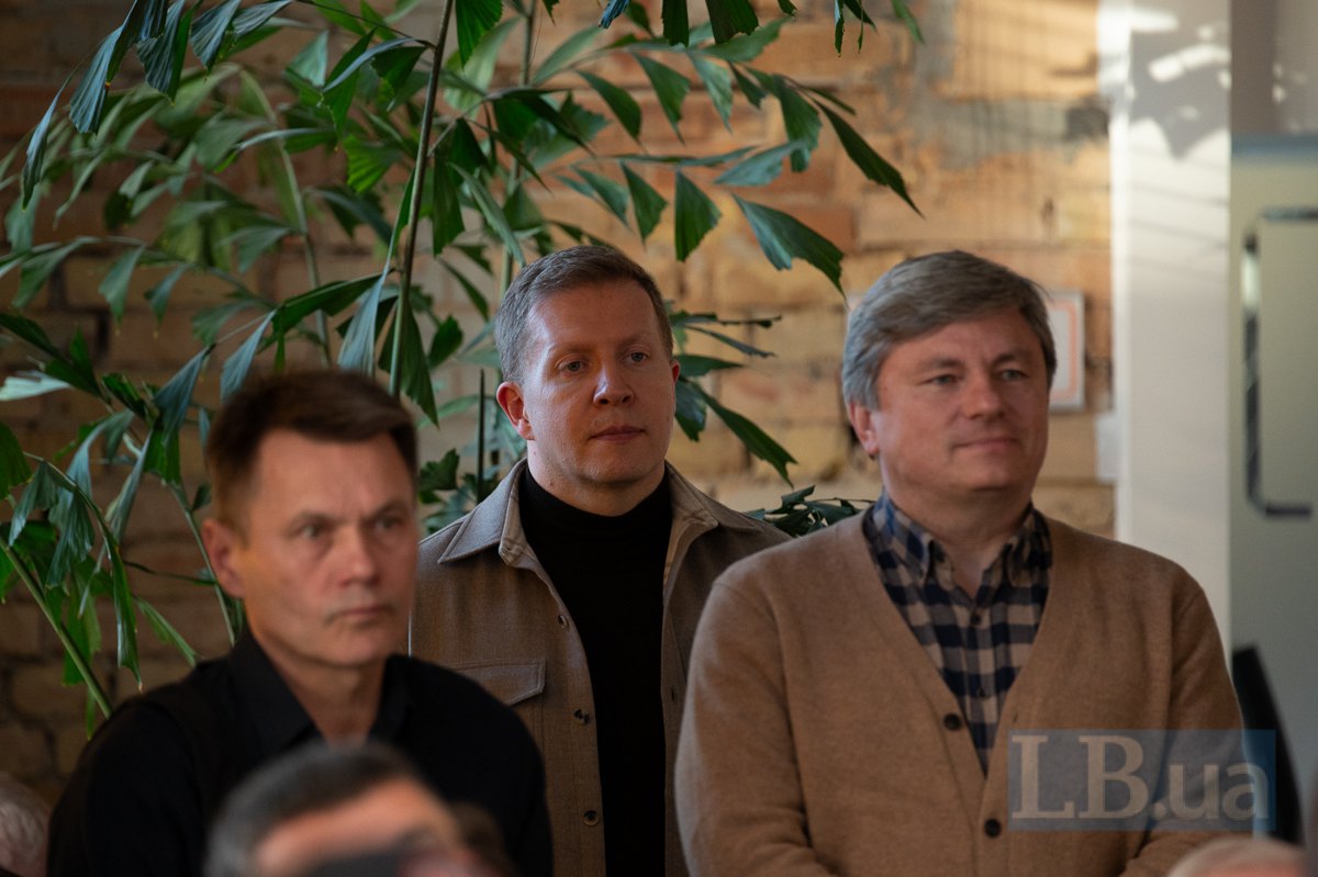 Адвокат Сергій Василишин (у центрі) і нардеп Артур Герасимов (праворуч)