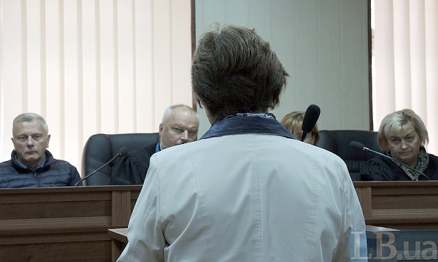 Мама убитого Романа Вареницы во время заседания суда 