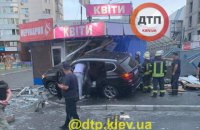 В Киеве автомобиль BMW Х5 протаранил два киоска