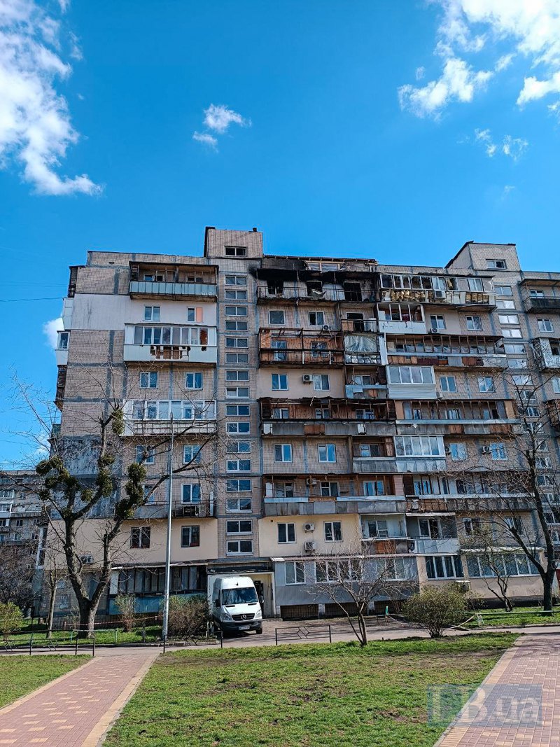 Будинок на вулиці Тичини в Києві, який постраждав під час атаки 23 березня