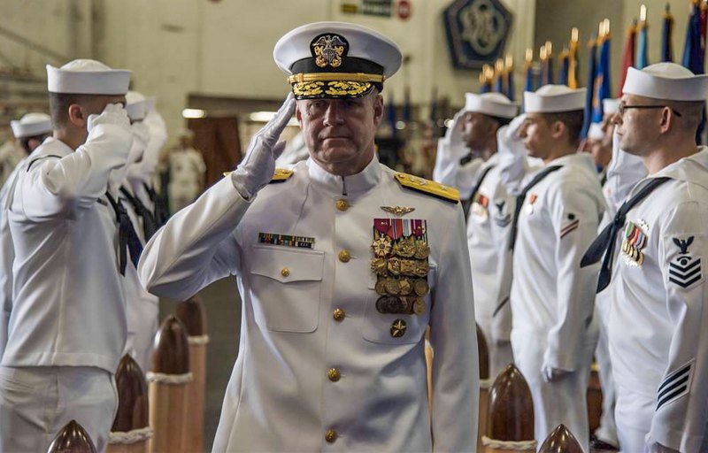 Адмірал Семюел Папаро на борту авіаносця USS Dwight D. Eisenhower (CVN 69) під час церемонії зміни командування