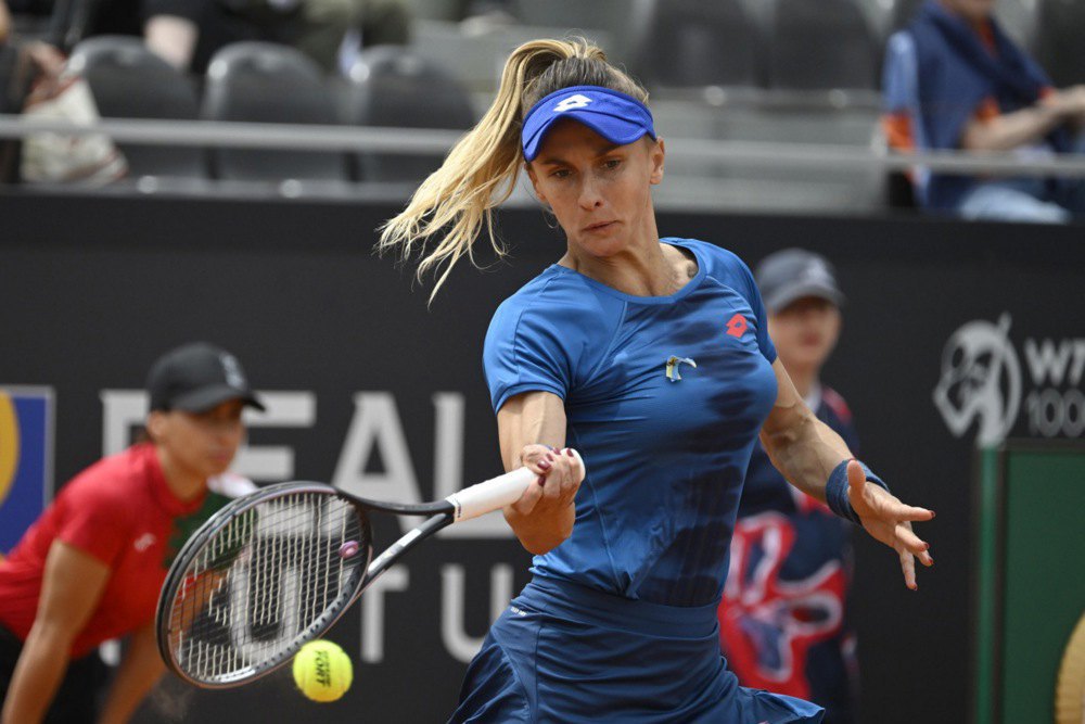 Леся Цуренко під час жіночого одиночного матчу проти Донни Векич з Хорватії на Відкритому чемпіонаті Італії з тенісу в Римі, 8 травня 2024 р.