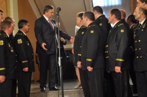 Янукович зробив шахтарів героями України