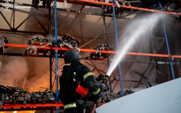 Росія атакувала Одесу дронами: постраждали п'ятеро людей, а також горів склад із продуктами