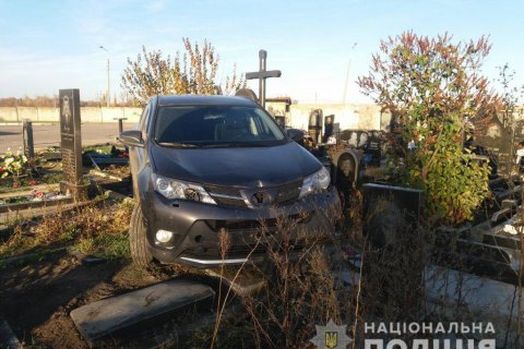 Священник УПЦ МП на внедорожнике проехался по надгробиям на кладбище в Харькове