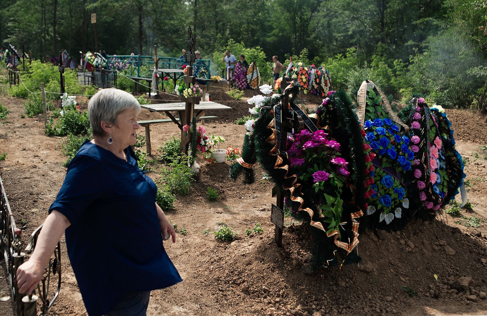 Галина Василівна показує початок &quot;алеї загиблих в АТО&quot;. м.Підгородне, передмістя Дніпра. Червень 2017 року