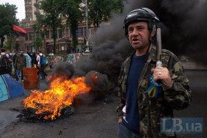 На Майдане обещают ввести "сухой закон" и требують отчета правительства