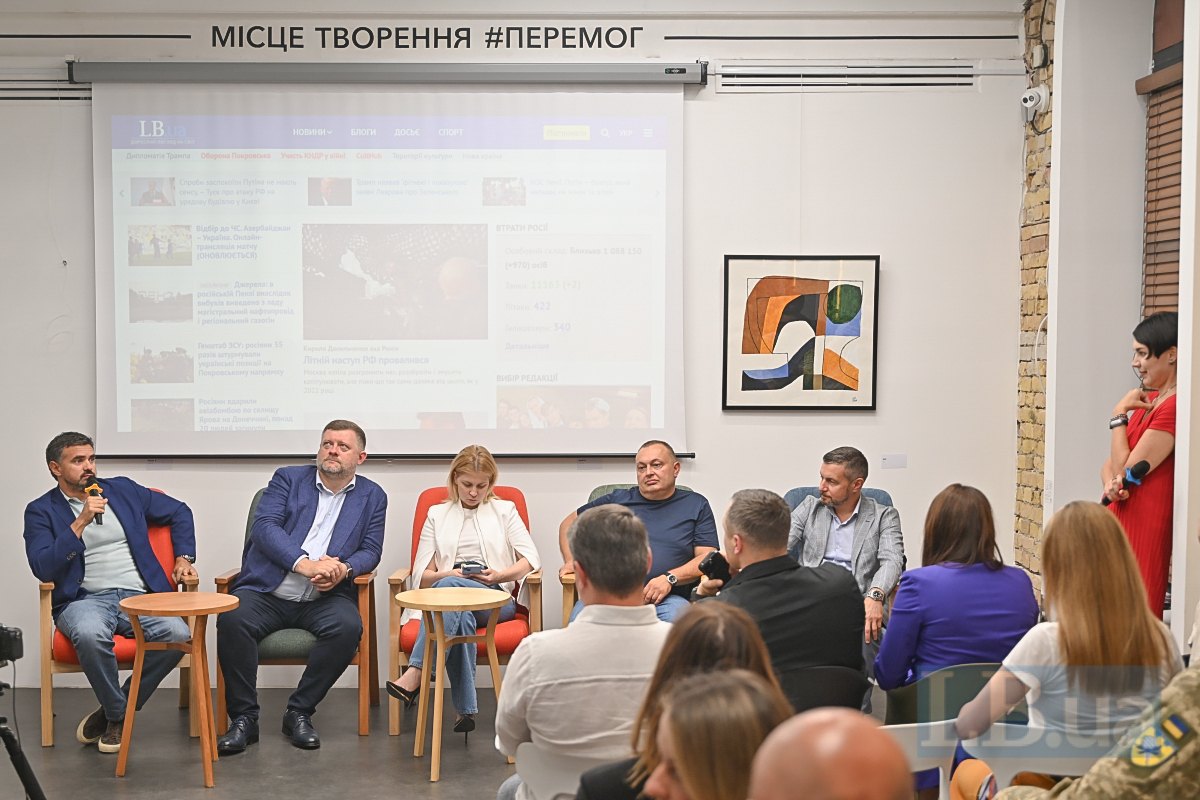 Зліва направо: Ігор Ліскі,Олександр Корнієнко, Ольга Стефанишина, Олексій Антипович та Ілля Павленко під час
дискусії