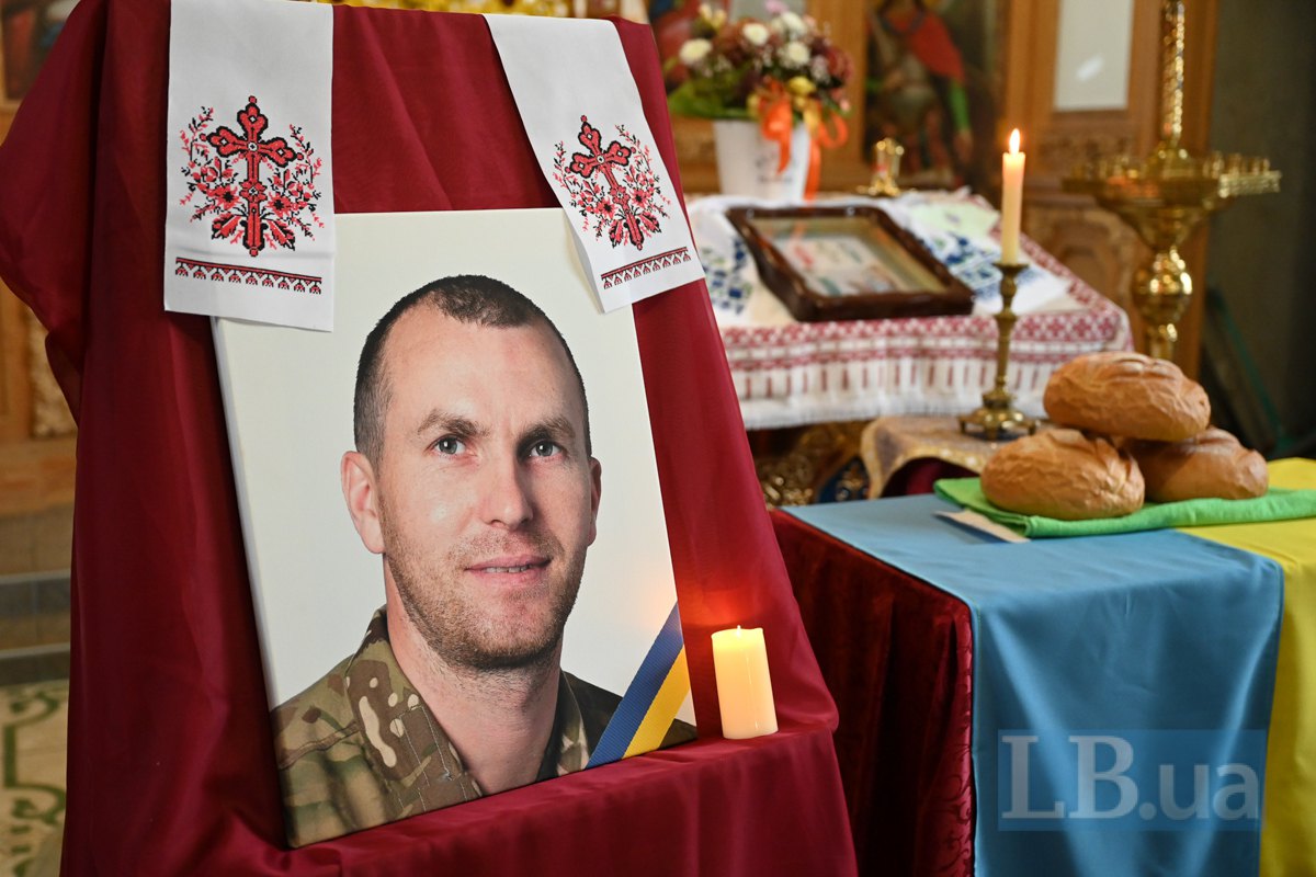 <i>Василь загинув улітку 2024 року, тіло його так і не змогли повернути. Тоді його дружина наважилась ушанувати памʼять чоловіка за українськими традиціями, але без тіла.</i>