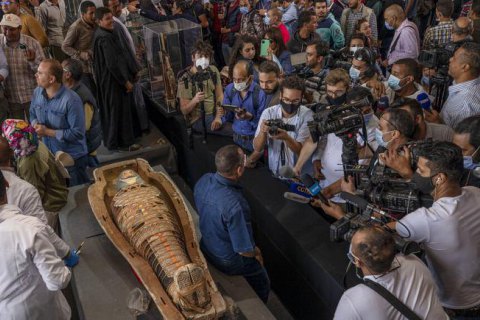 У Єгипті знайшли сотню мумій у кольорових саркофагах, яким 2 500 років
