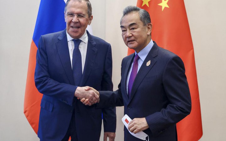 Китай підтримає всі зусилля, які сприятимуть мирному врегулюванню війни в Україні, – очільник МЗС країни Лаврову