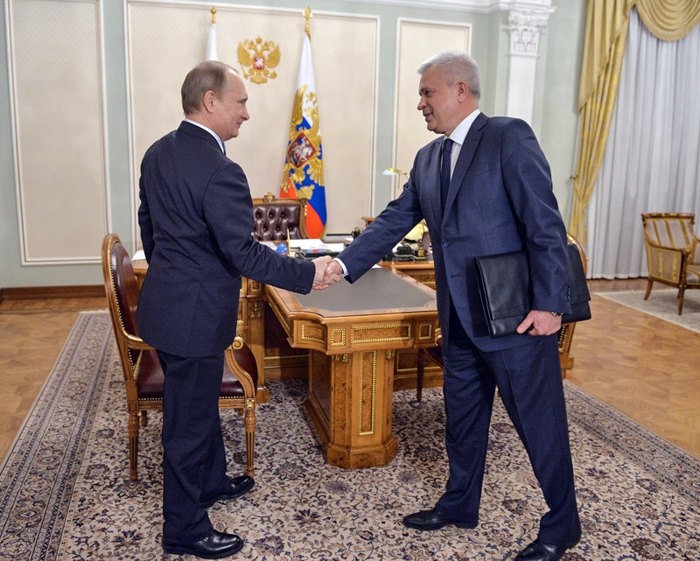 Президент Путін тисне руку главі ЛУКОЙЛу Алєкпєрову під час зустрічі в резиденції Ново-Огарьово під Москвою, 2 лютого 2015 року.