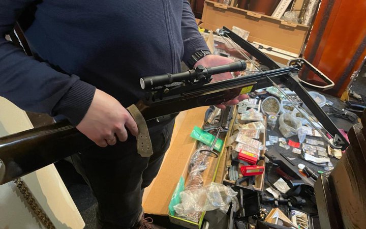У бюро ритуальних послуг на Львівщині правоохоронці вилучили арсенал зброї та наркотики