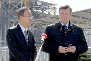 Янукович и генсек ООН посетили ЧАЭС