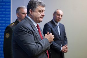 Порошенко просит Раду безотлагательно рассмотреть отставку Яценюка 