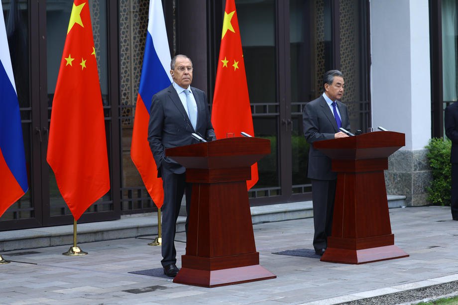 Министр иностранных дел РФ Сергей Лавров и министр иностранных дел Китая Ван И на совместной пресс-конференции в Гуйлине, Китай,
23 марта 2021 .