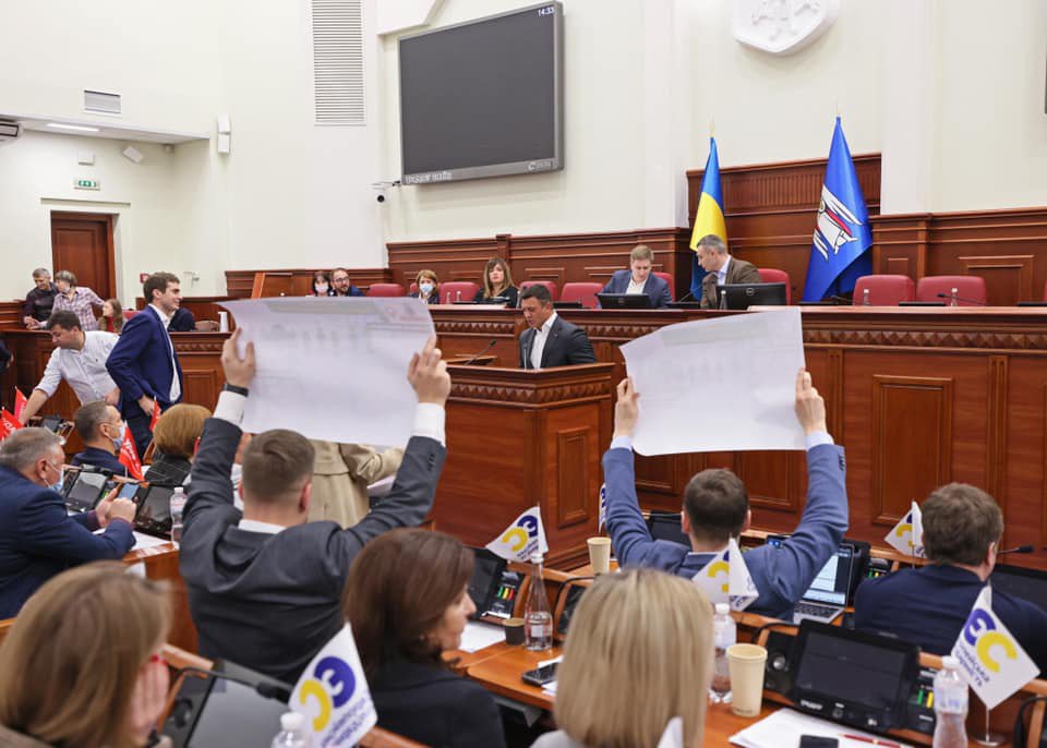 Виступ нардепа Миколи Тищенка в Київраді частина депутатів зустріла іронічними плакатами