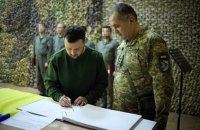 Зеленський відвідав розташування ПвК "Схід" на Дніпропетровщині і нагородив військових пілотів