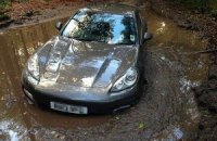 Капитан английской сборной утопил в болоте Porsche за сто тысяч 