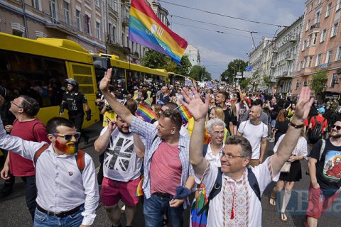 В Киеве прошел марш за права ЛГБТ-сообщества, колонну участников атаковали
