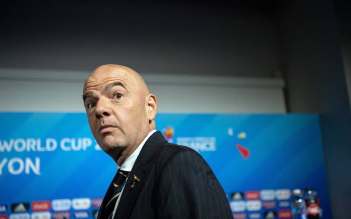 Президент ФІФА висловився проти "синіх карток" у футболі
