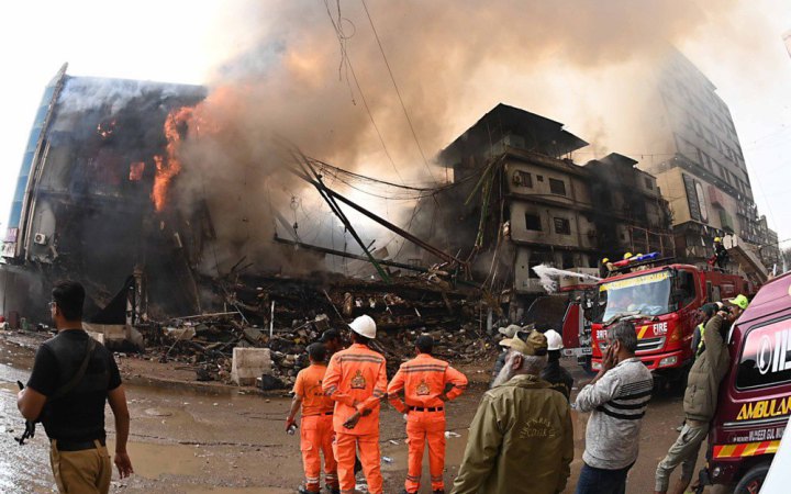 Унаслідок пожежі в пакистанському ТЦ загинули 14 людей, десятки зникли