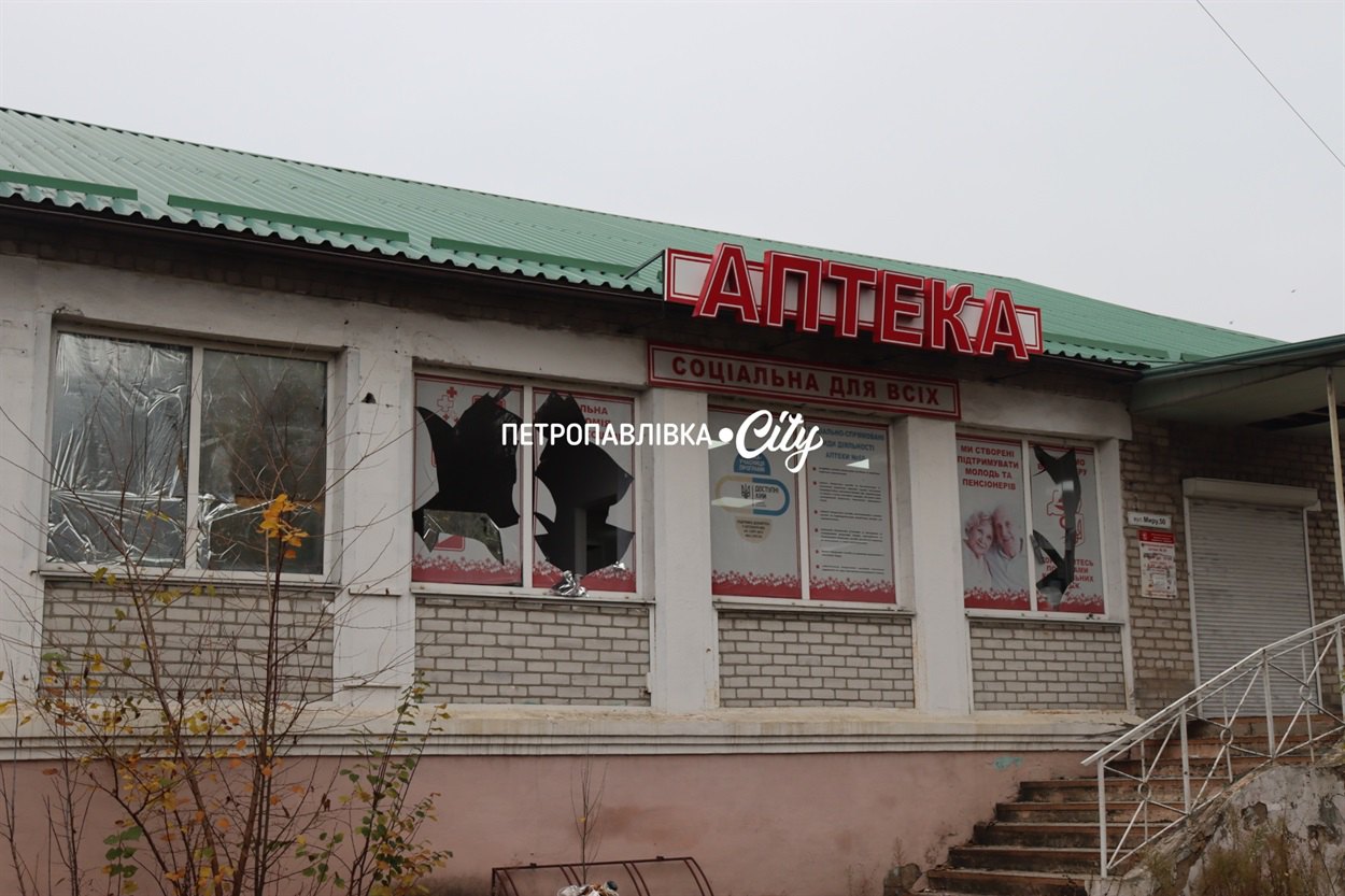 Розтрощена аптека післ удару 
