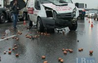 У Києві мікроавтобус протаранив буса з картоплею, який стояв на "аварійці" 