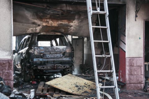 Из-за воспламенения машины во время ремонта в Киеве сгорела СТО