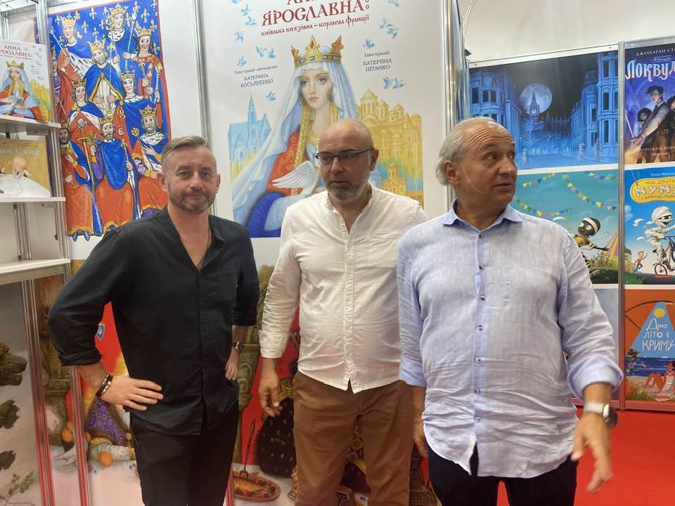 Сергій Жадан, Владислав Кириченко і Іван Малкович під час КиївБукФест 2023.