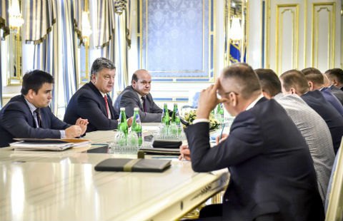 Украина неуклонно придерживается минских соглашений, - Порошенко