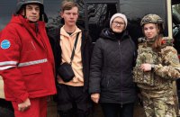 На Харківщині поліцейські та волонтери евакуювали бабусю з онуком 